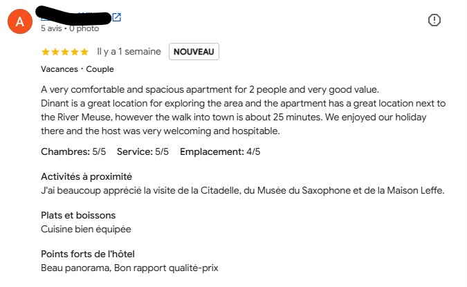 Avis Google en anglais d'un couple en vacances, noté 5 sur 5, avec les sous-critères Chambres, Service et Emplacement et les rubriques activités à proximité et points forts