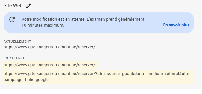 Le champ « Site Web » de la fiche Google : une modification en attente de validation, avec l'adresse actuelle et, en dessous, la nouvelle adresse suivie du marqueur UTM.